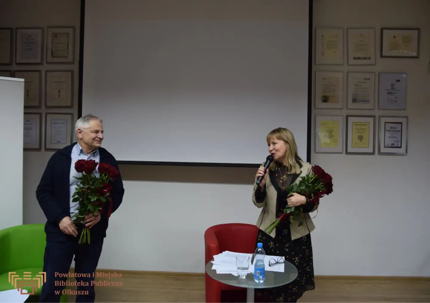 „HISTORIA PEWNEJ PRZYJAŹNI” – SPEKTAKL SŁOWNO-MUZYCZNY W OLKUSKIEJ BIBLIOTECE